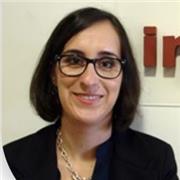 Profesor de matemáticas imparte clases a alumnos de secundaria